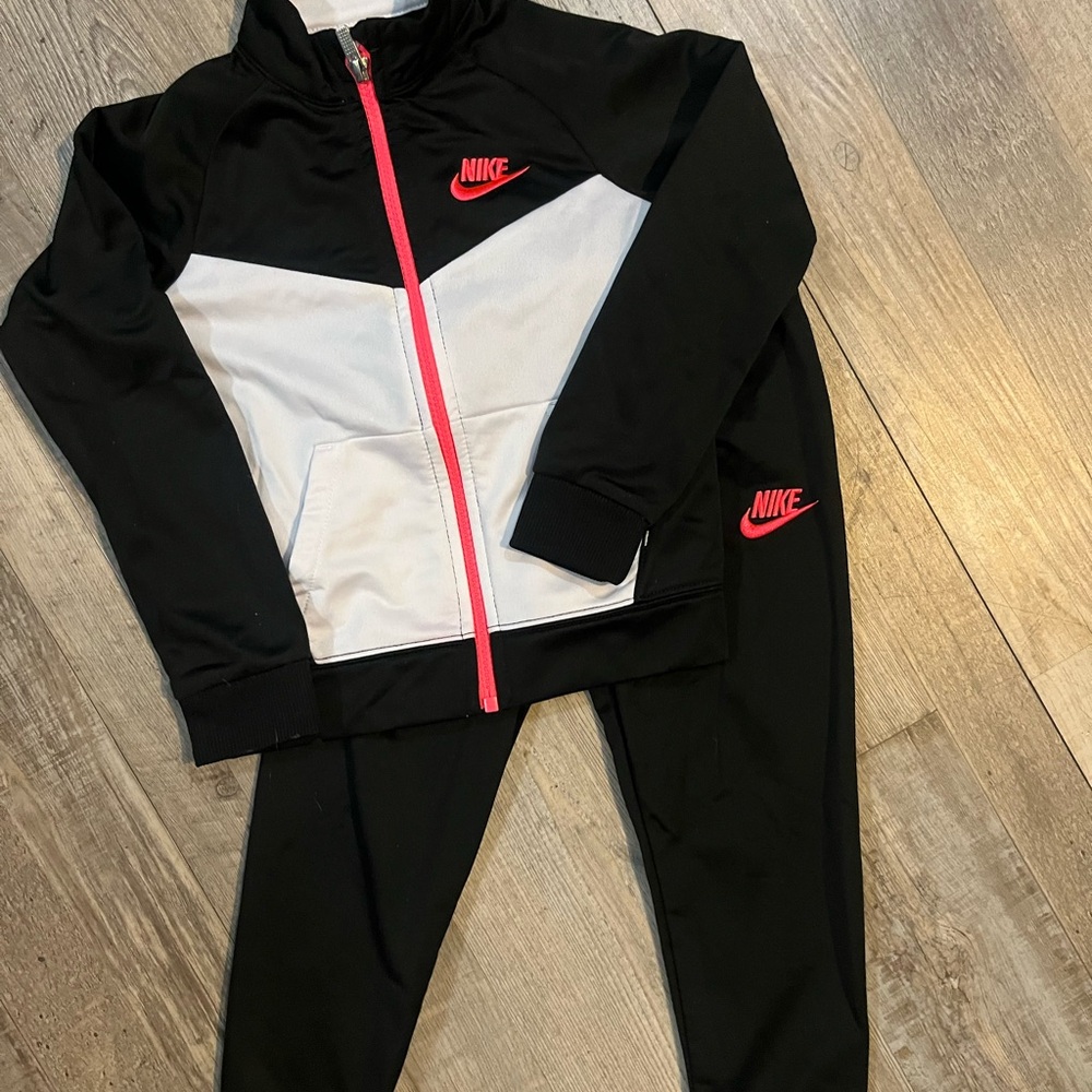 Girl's NIKE 2 Piece Sweatsuit SZ 4T- Like New!!!